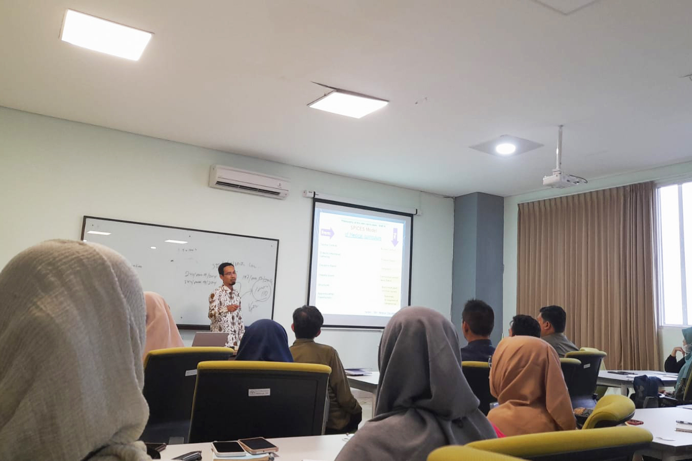 Read more about the article Sosialisasi Model Pembelajaran Problem Based Learning (PBL) oleh Unit Medical Health Professional Education FKIK